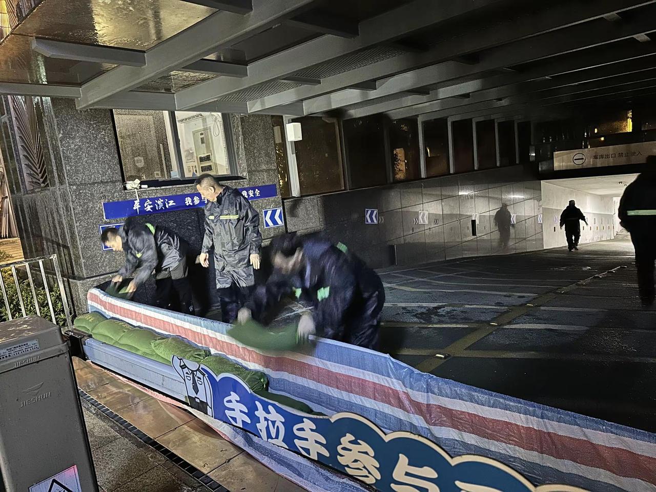 放弃休息全力功坚，带领大家对地下库防汛加固落实到位。所有的奔波与劳累，只为台风来