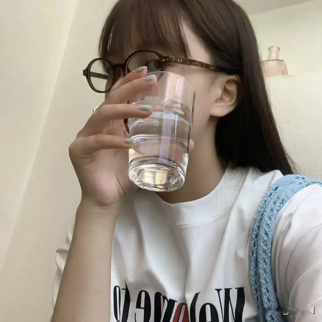 白衫载着软日光，
蓝线勾来风半腔。
镜里偷藏云一寸，
杯间漫淌水微凉。
指腹轻碰