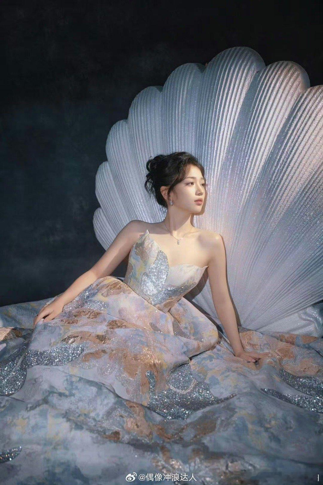 代露娃蝴蝶刺绣长裙 古堡女爵后再放大招！代露娃穿蝴蝶刺绣长裙，细密刺绣闪着微光，