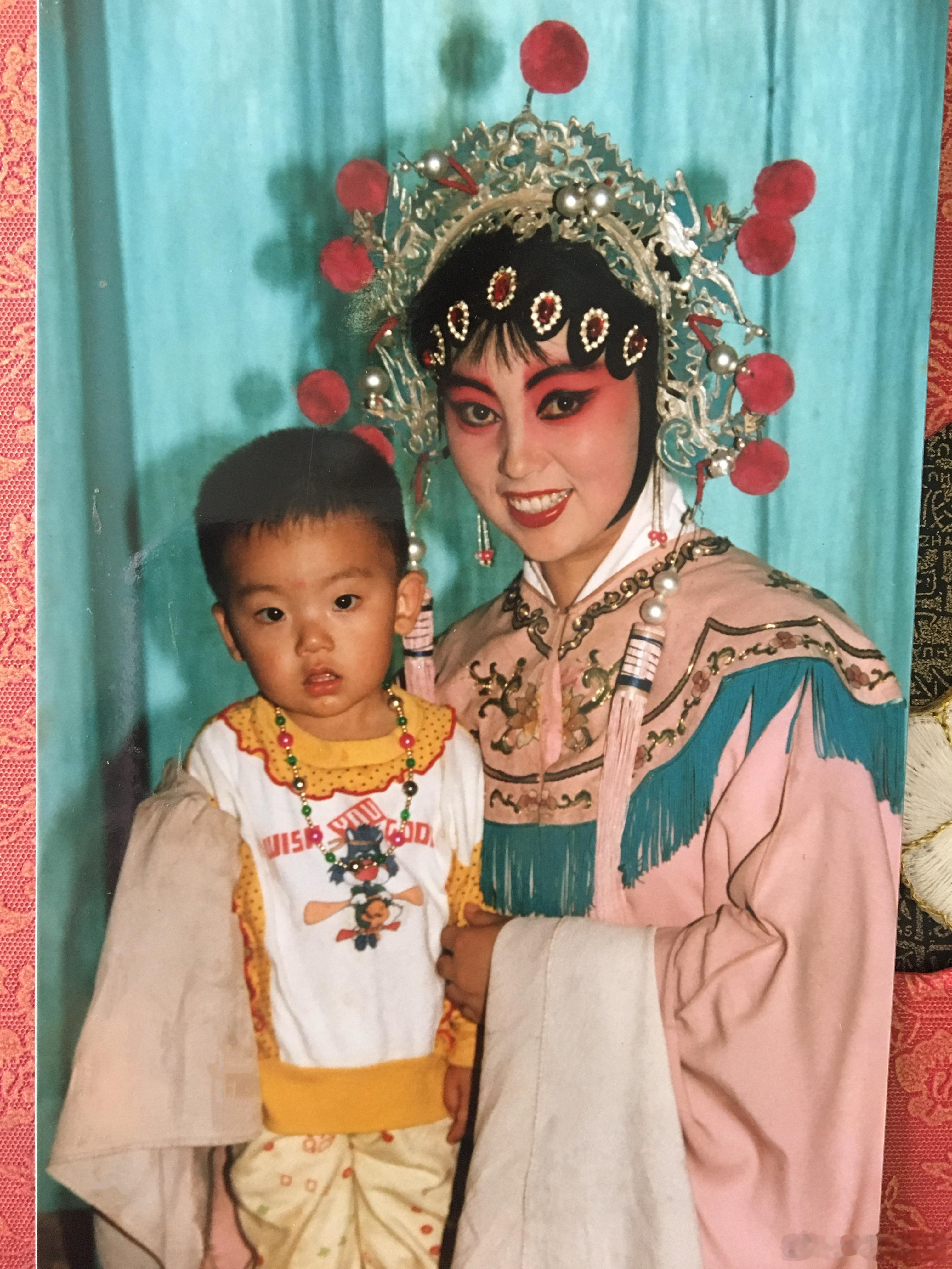 由于主角太好看了，第一次用一下AI，第二张是我妈和小时候的我哈哈哈哈剧里面的戏好