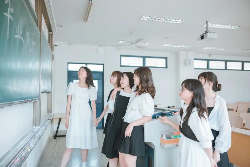 《校园浪漫粉玫香》
少男少女毕业季，
豆寇年华情初开。
落落大方去表白，
暗恋寻