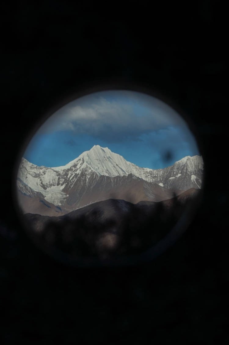 我对这个世界不抱奢望，我觉得每个人遭受痛苦挫折是不用谈论的，它是一个人生的必修课