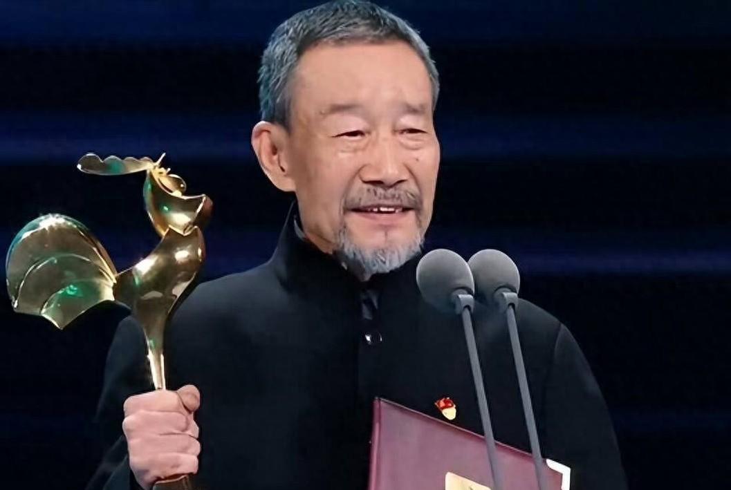 演员都戴党徽，是什么原因？


         在好几个电视剧中，演员都佩戴党