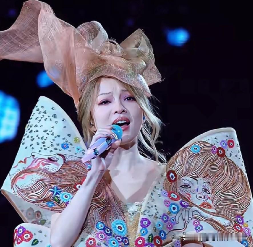张韶涵的演唱会真是诚意满满！
她那套套惊艳的演出服，
简直能单独办个“高定博物馆