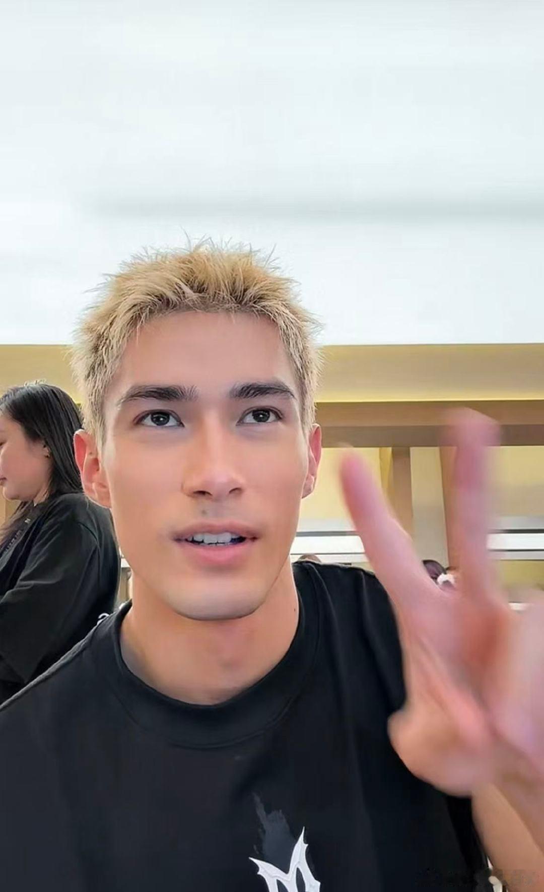米卡给观众道歉米卡因为蒙娜丽莎舞蹈不够而道歉 米卡直播解释选歌前先选人，会唱的哥