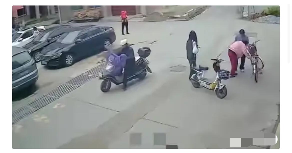 不知道大家发现没？
在最近小女孩扶老人被讹诈事件中，我仔细看视频多遍，终于让我发