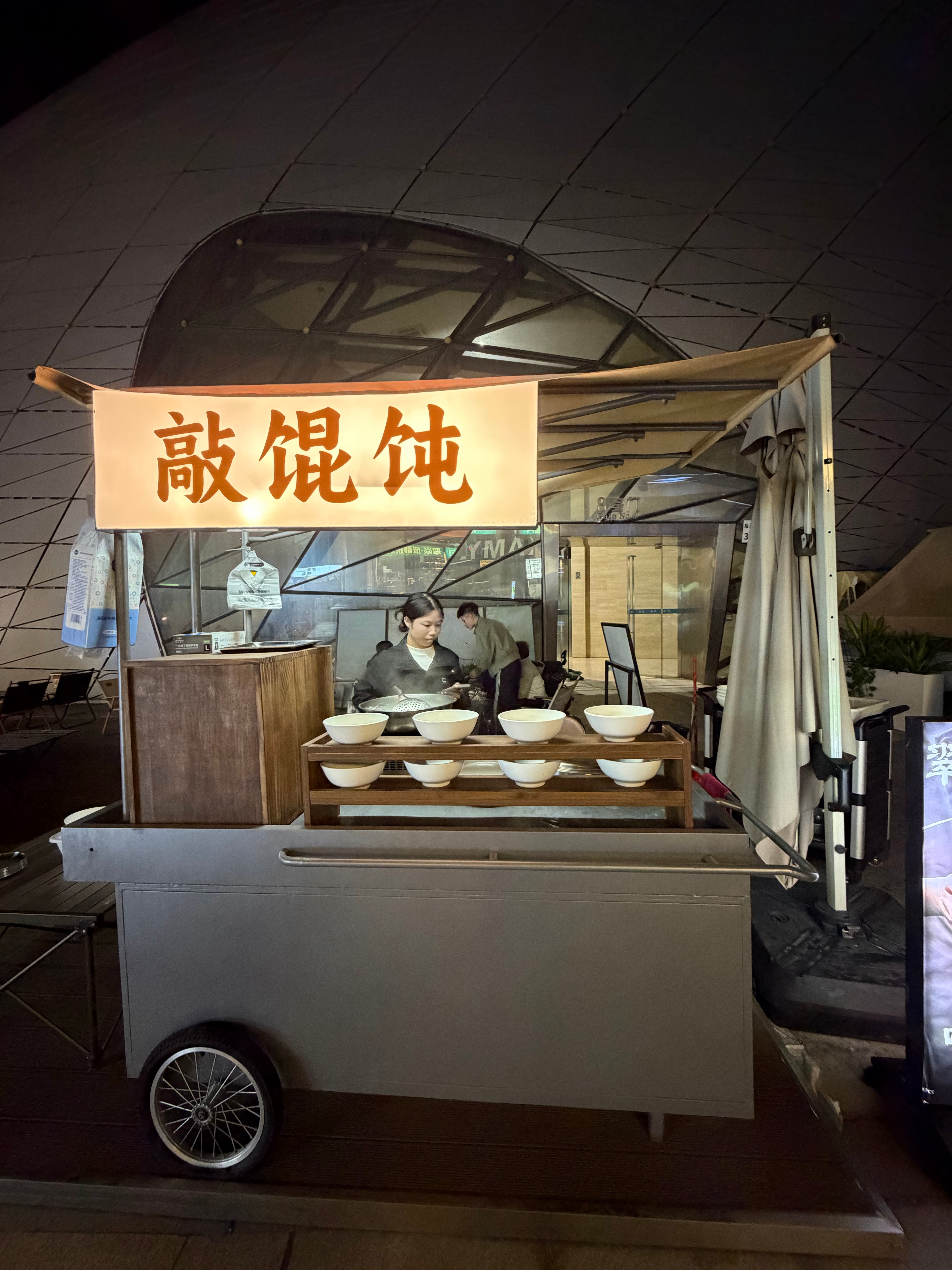 下班结束营业吃点接地气好吃的😋扫个街，最喜欢小街里的小摊，既有感觉又好吃美食探