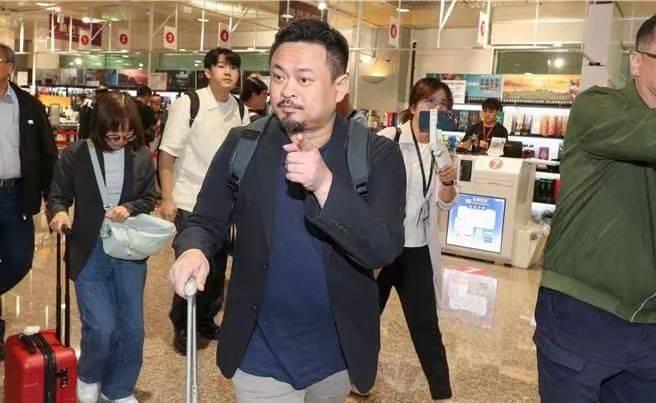 洪申翰9月22日，结束南京APEC会议，返回桃园机场落地后，脖子就梗梗起来了，又