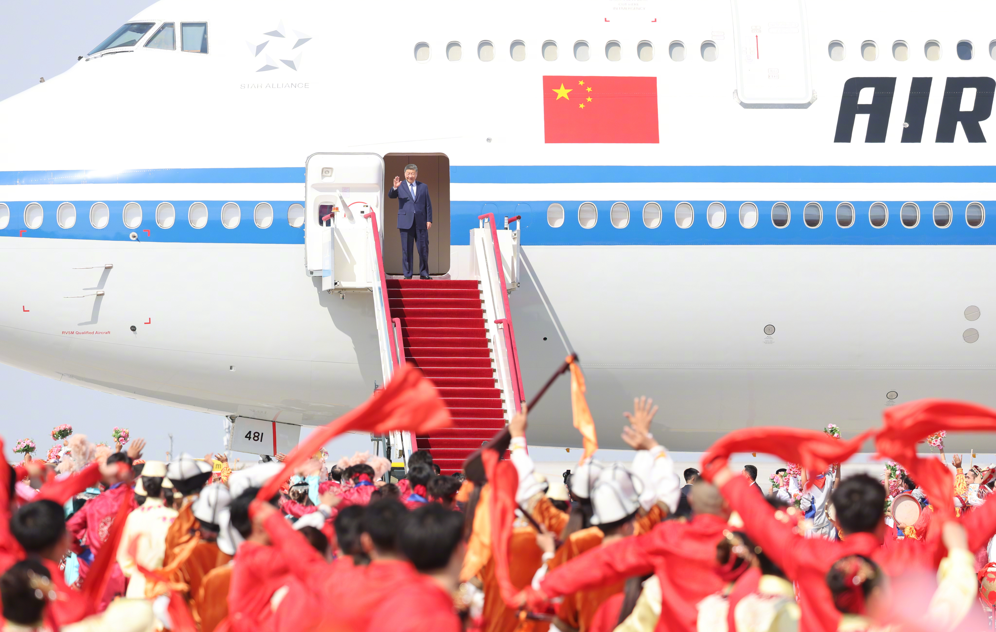 #习近平率中央代表团抵达乌鲁木齐##习近平出席新疆维吾尔自治区成立70周年庆祝活
