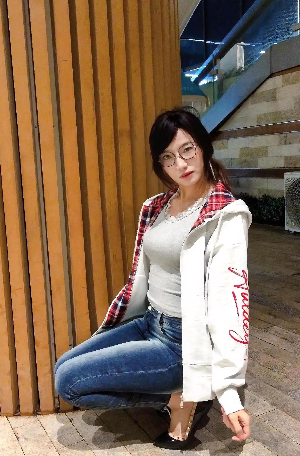 红白格子外套搭配牛仔裤，简约时尚，轻松出街！👗👖👟