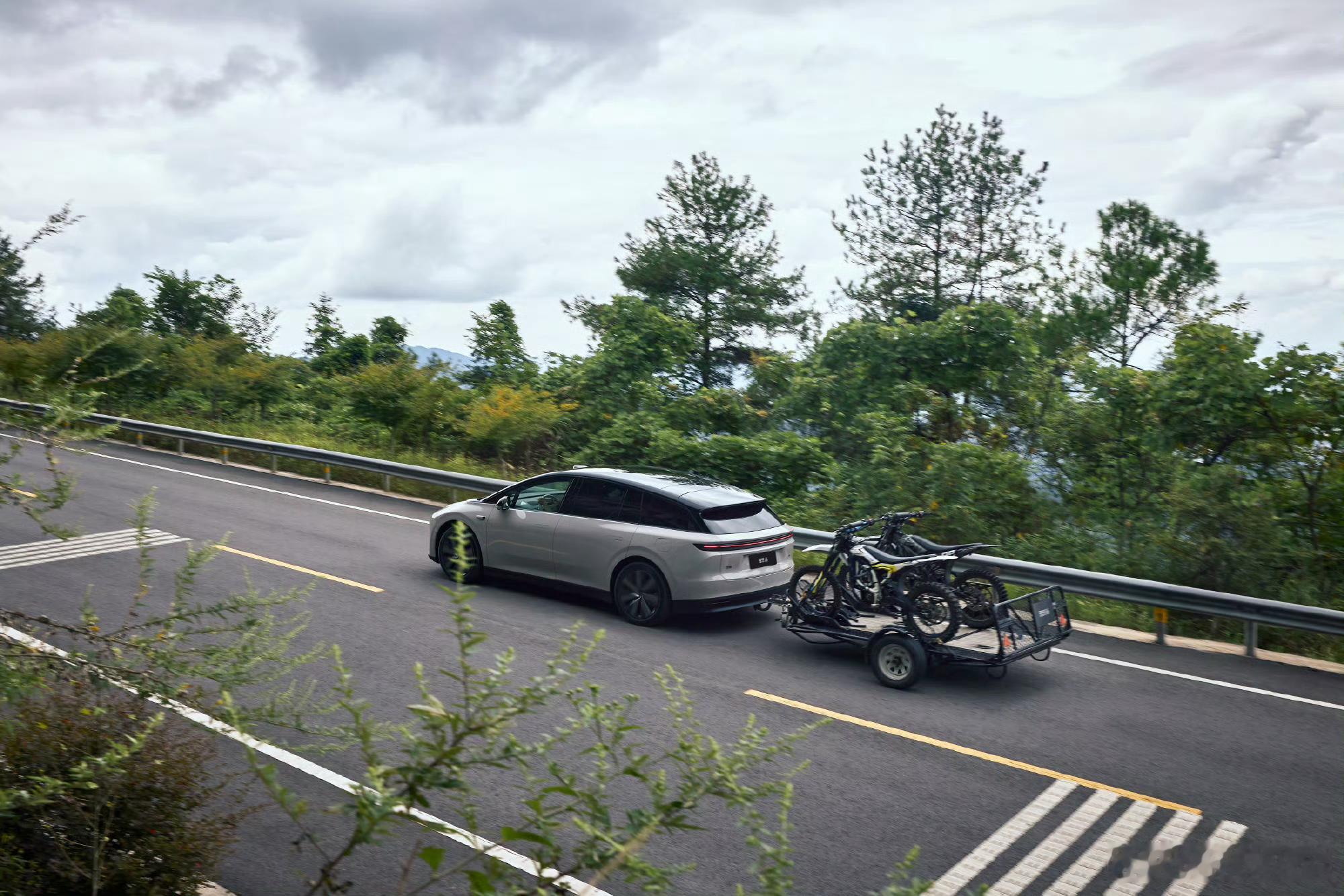 国庆假期开着理想i6 载着自行车 去赛里木湖骑行 烧烤，怪不得是理想汽车，完全说