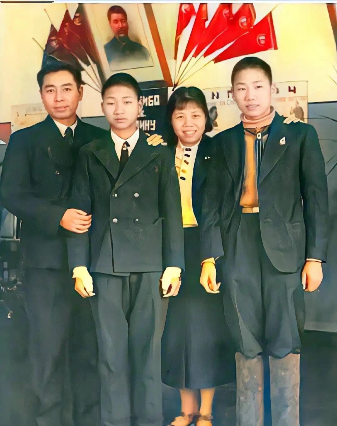 这是敬爱的周总理夫妇与毛岸英及毛岸青兄弟俩在苏联的合影。往事如烟，催人泪下[泪]