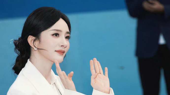 尼格买提被杨幂人气震惊到了 内娱女顶流的基操罢了，毕竟杨幂的每场活动都是人山人海