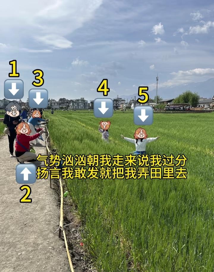一男四女踩踏麦田拍照，非但不听劝，还恐吓他人：“敢发网上就把你弄田里去”。
近期