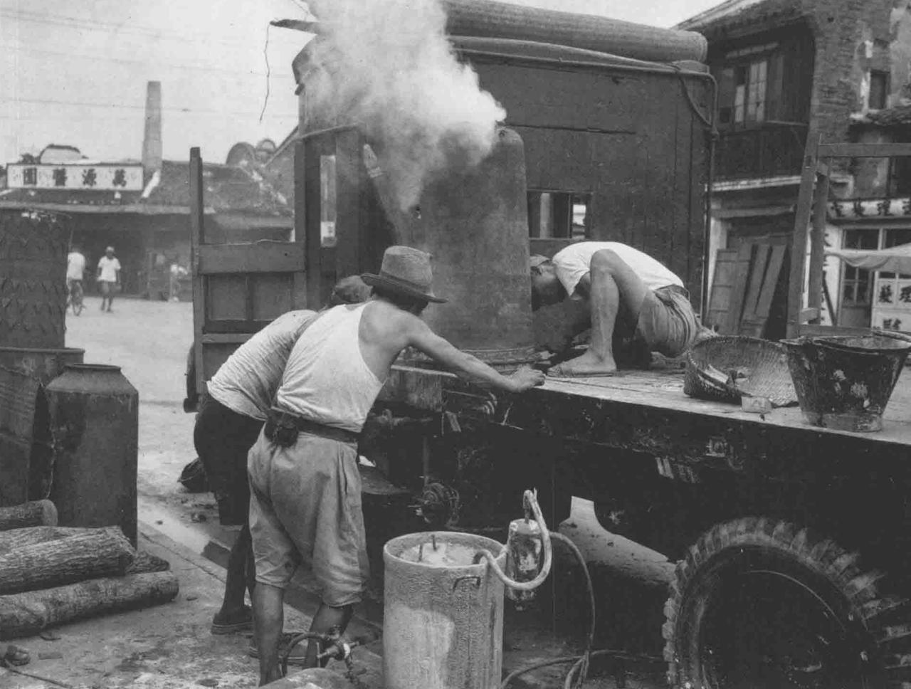 1949年的上海公交车“烧木炭”？烧1公斤木炭跑多远？

1949 年7月 30