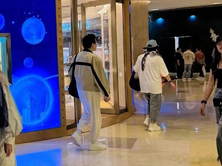 有网友在新加坡偶遇向太、郭碧婷，一家人在商场购物，拎着大包小包，满载而归！郭碧婷