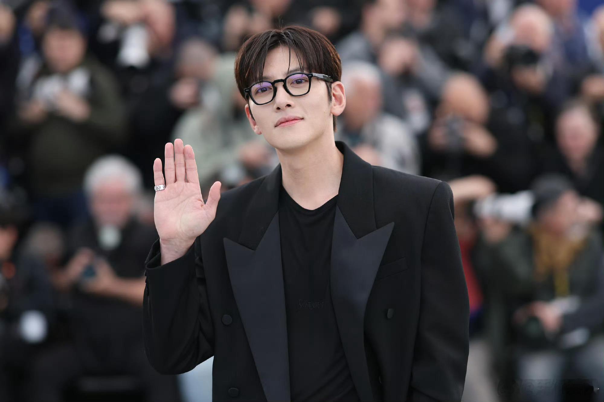 欧巴你是真绝了！《Healer》到现在多少年了，颜值稳得像吃了防腐剂。别的男艺人