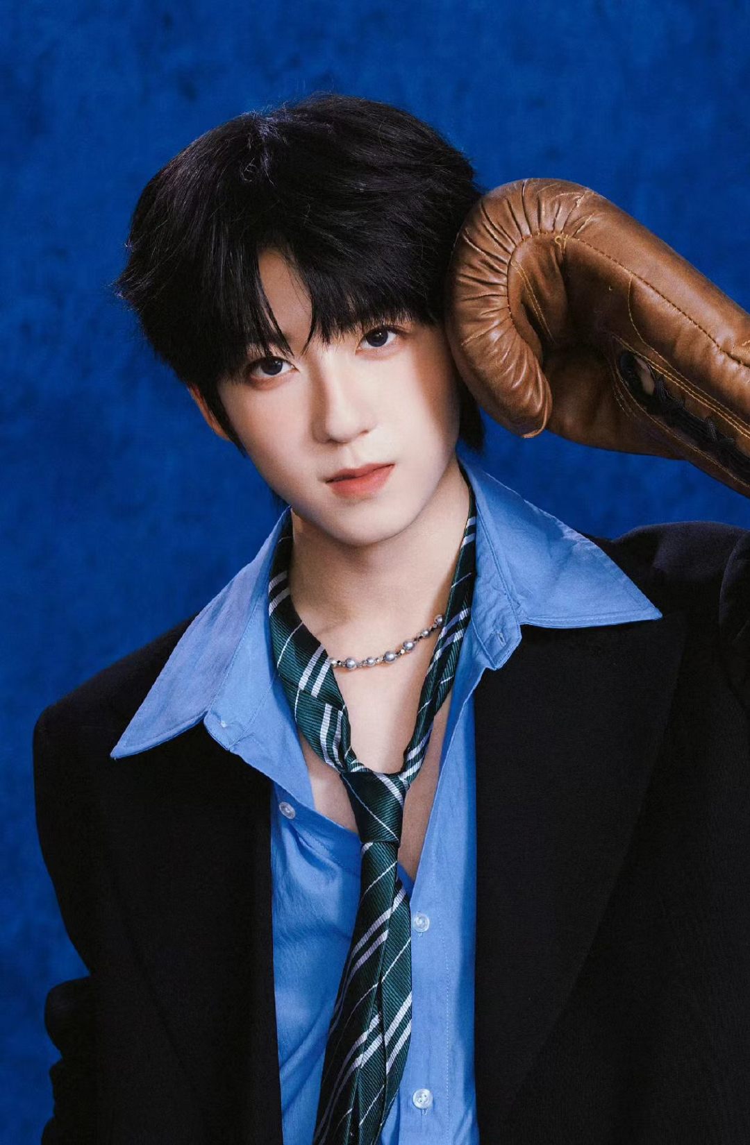 杨博文公式照带耳钉 杨博文深v公式照 好帅 