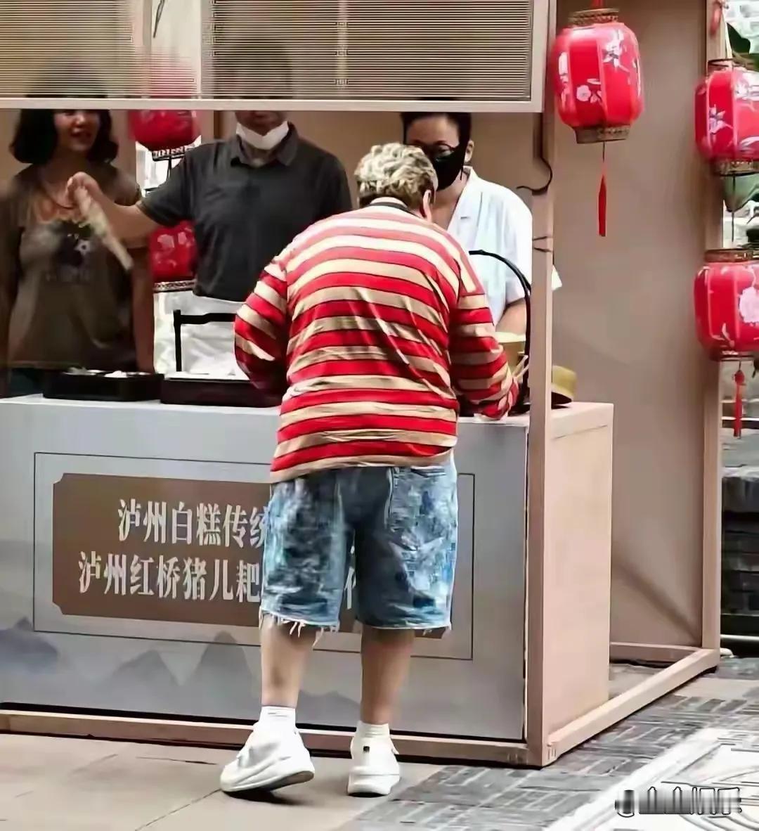近日，53岁的韩红罕见现身。她身着条纹衫搭配五分裤，整体造型休闲随性，尽显自在洒