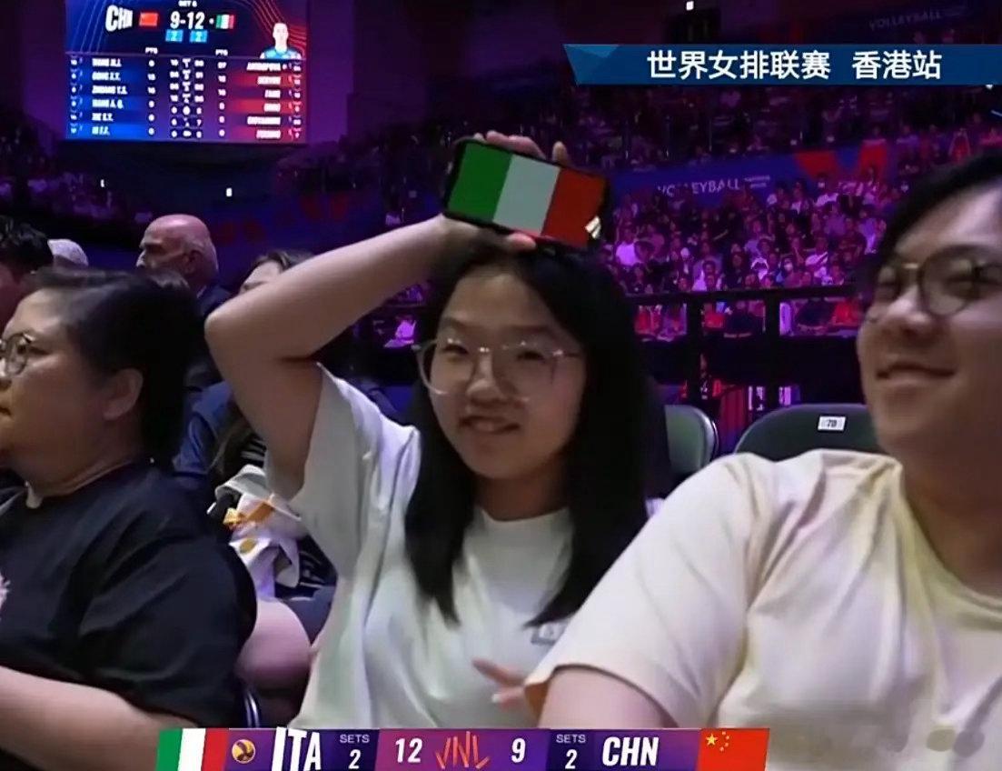 拍到疑似支持意大利女排的香港女球迷，尊重别人不一定获得尊重。没记错的话，近来好多