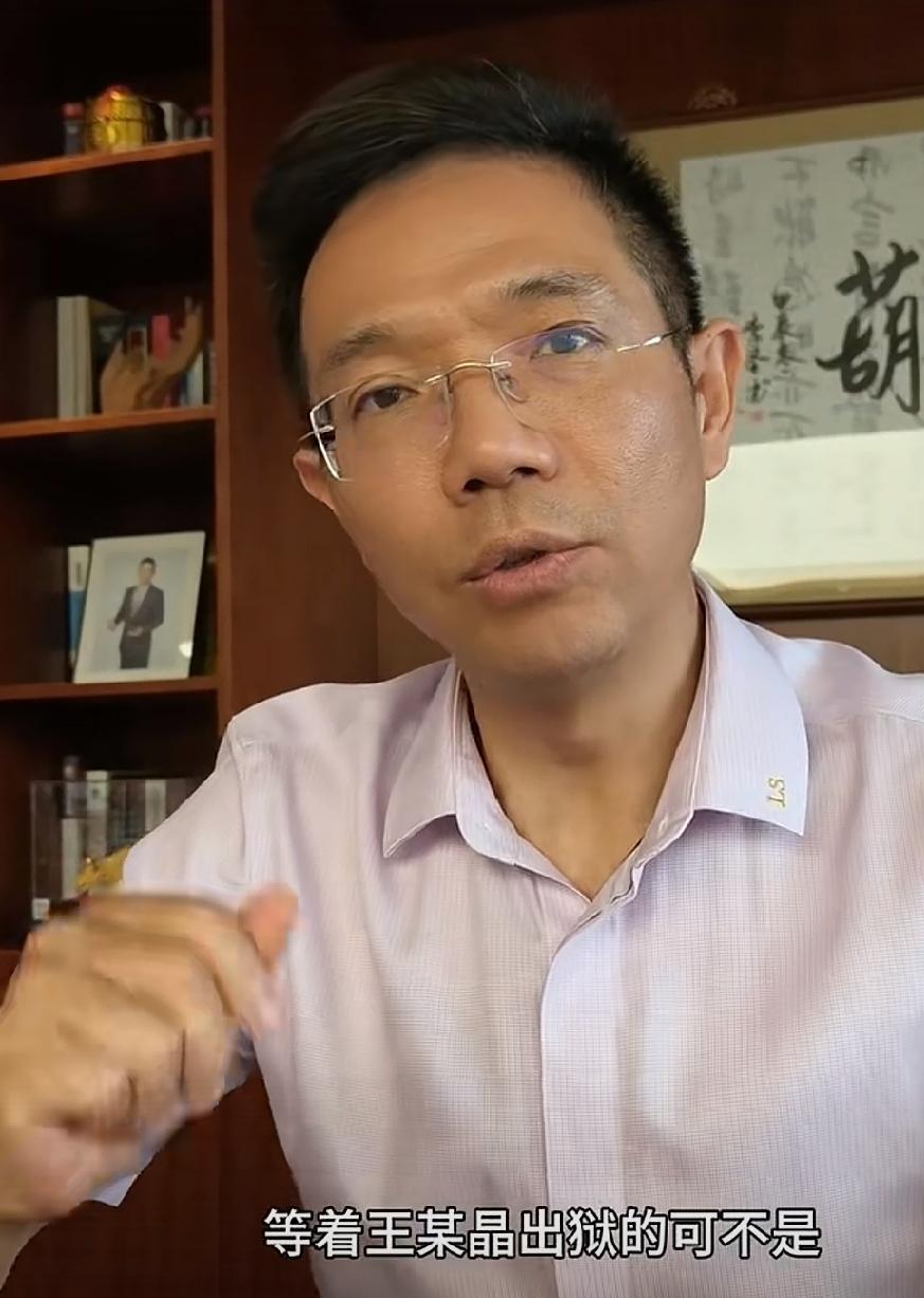 王某晶同学，一场声势浩大的毕业迎接场面，直接刷新了大家的认知，8️⃣辆豪车簇拥、
