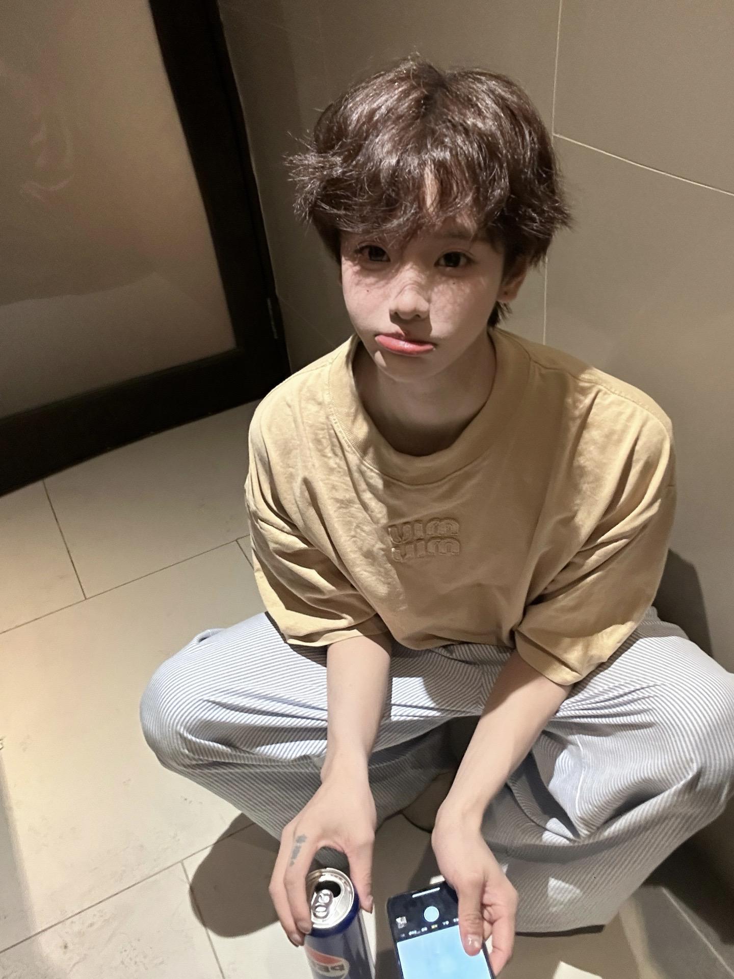 我总是喜欢路边倚靠点什么 电线杆 柱子 某天我不经意发现 这些都被替换...