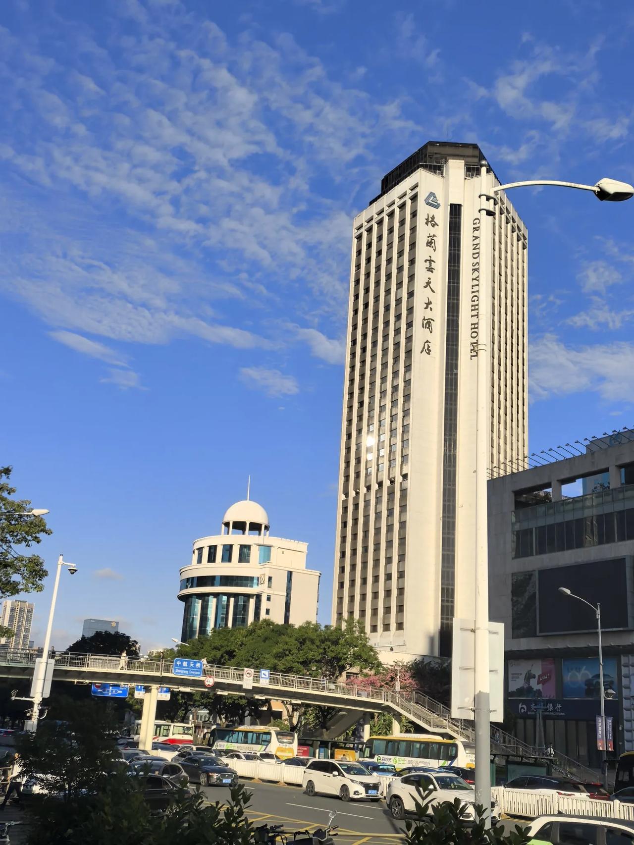 抬头看天，发现天空的纯净
观察云彩，卷舒之间自有道
内观于心，方知天地与万物