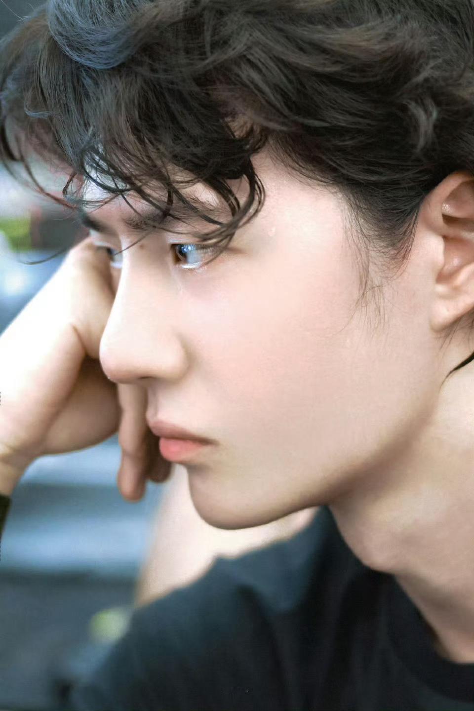 王一博发尾变长了不知道为什么我感觉夸帅有点太肤浅，虽然我本就肤浅，但是我真的想用