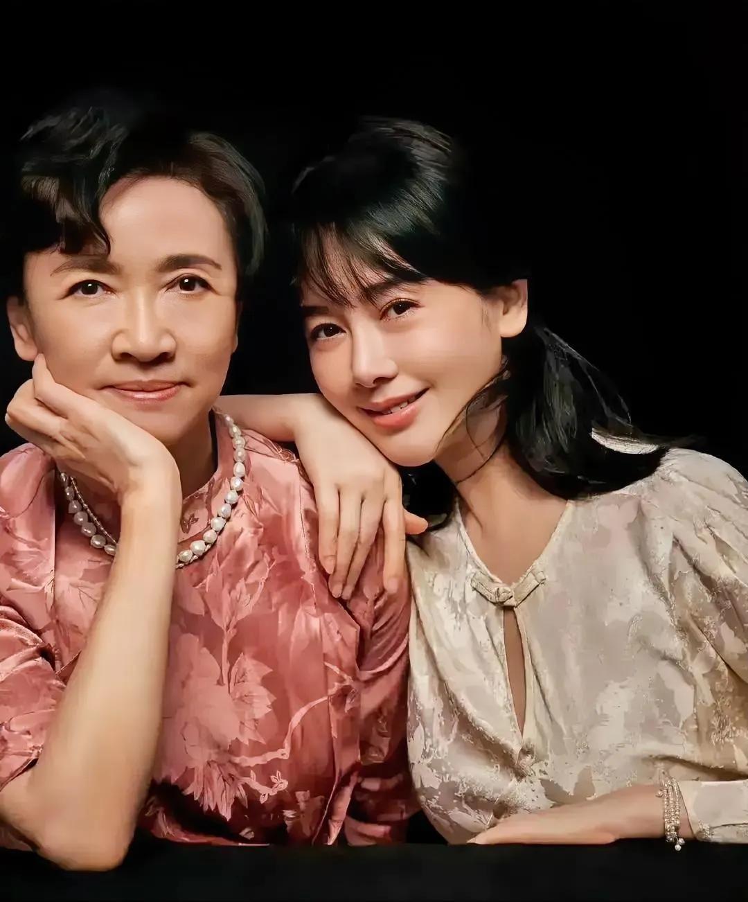 这是左小青的妈妈吗？看鼻子根本不像，更像李宗翰和马景涛的妈妈，你认为呢？
#娱评