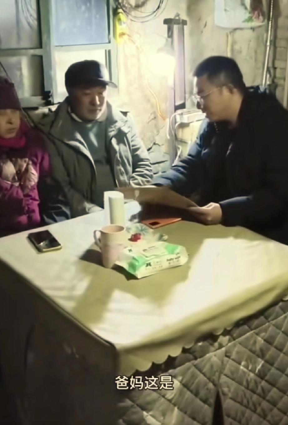 胡龙接到了云南发过来的邀请函，邀请他近日去往云南大山深处带货当地特产 ，当地的一