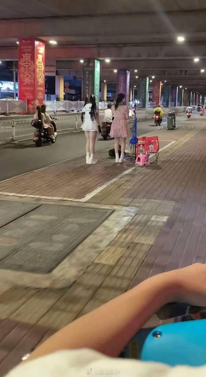 哥哥们，刷刷礼物啊✌🏻 