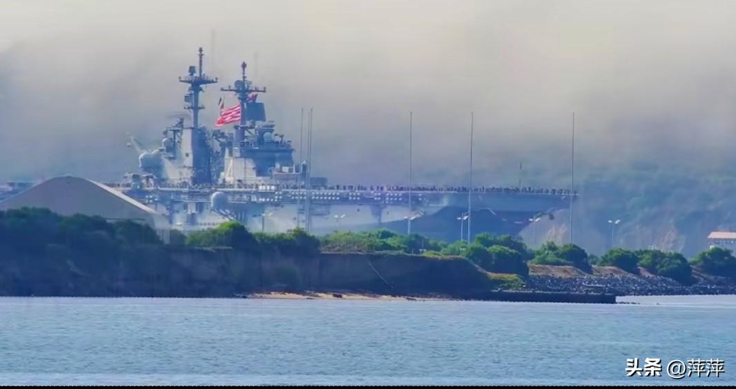 这是美国海军黄蜂级两栖攻击舰拳师号（LHD-4），正停靠在圣迭戈母港。它是美军两
