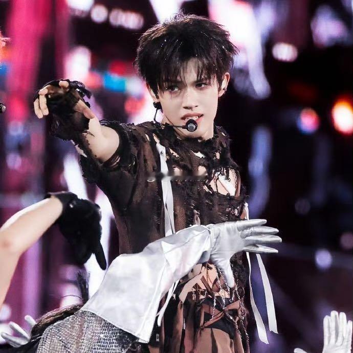 张极绷带造型富有且大方  被张极的绷带造型狠狠惊艳！贵气四溢的模样把“富有且大方