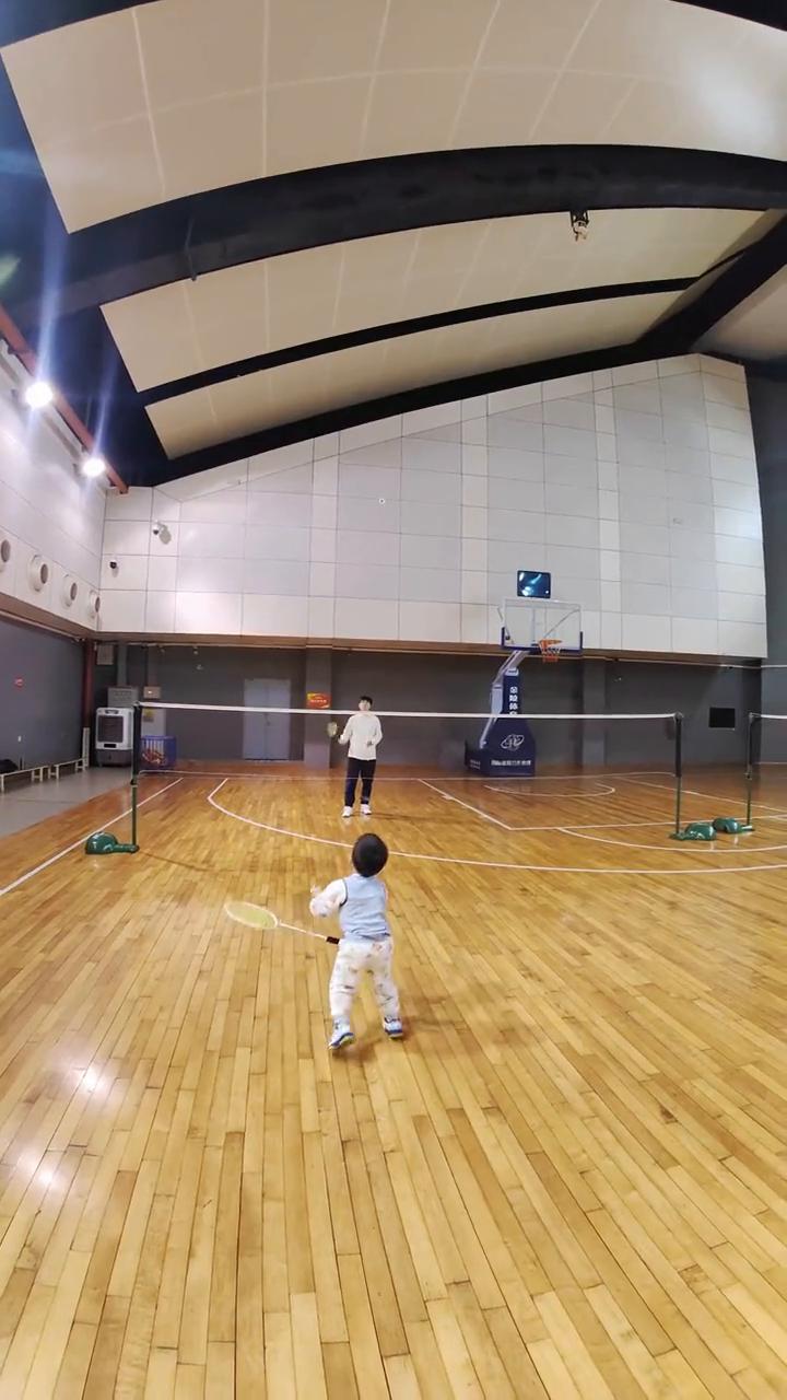 ·1、好的人稳住。
·2、气球得靠前一点，靠上一点。
·3、球拍抓住。
·4、往