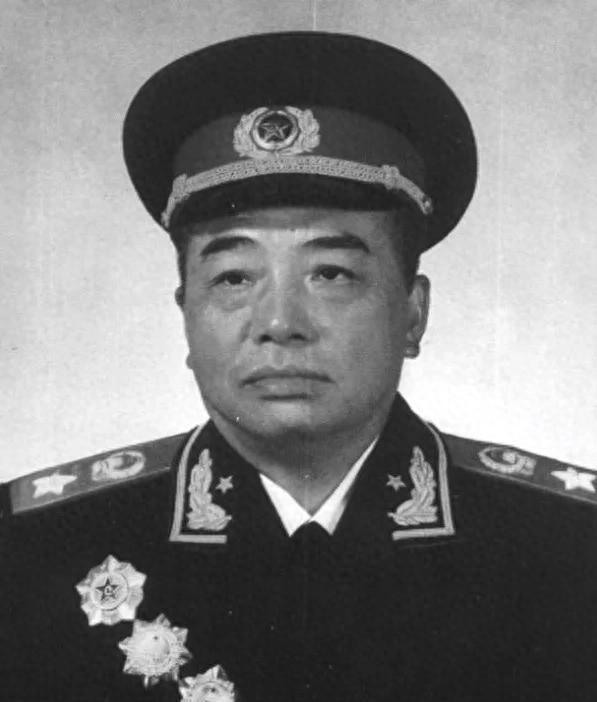 黄公略烈士之女在1952年提出请求，彭德怀当即拒绝并要求朱德马上赶来面谈，背后细