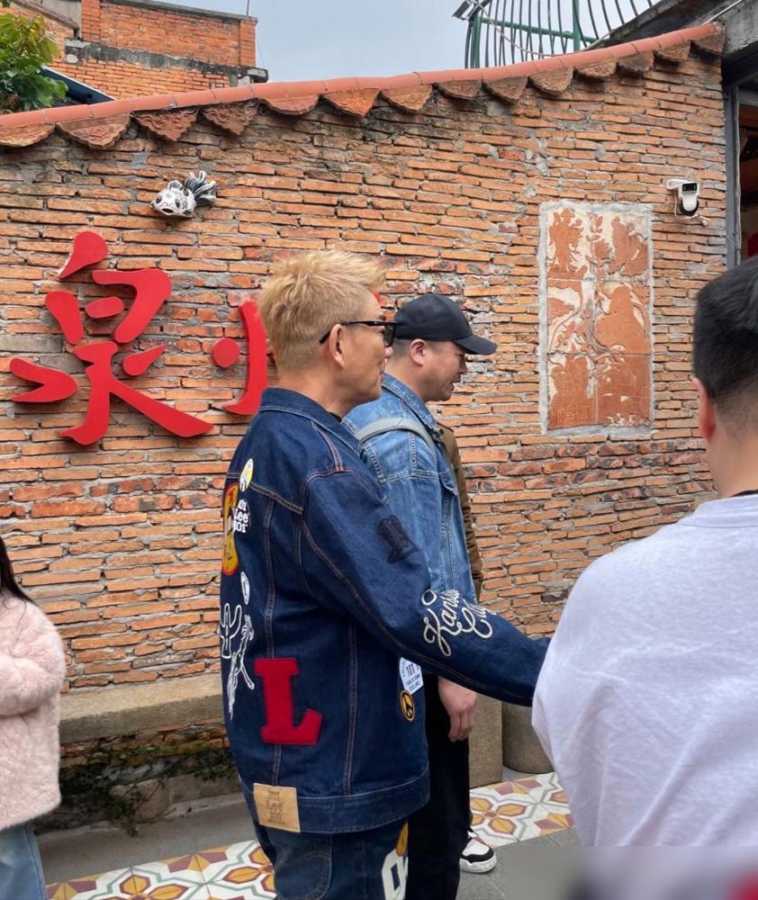 60岁的任贤齐重回泉州街头，当年为他挽脸的白兰阿姨，他竟然一眼就认了出来？！
 