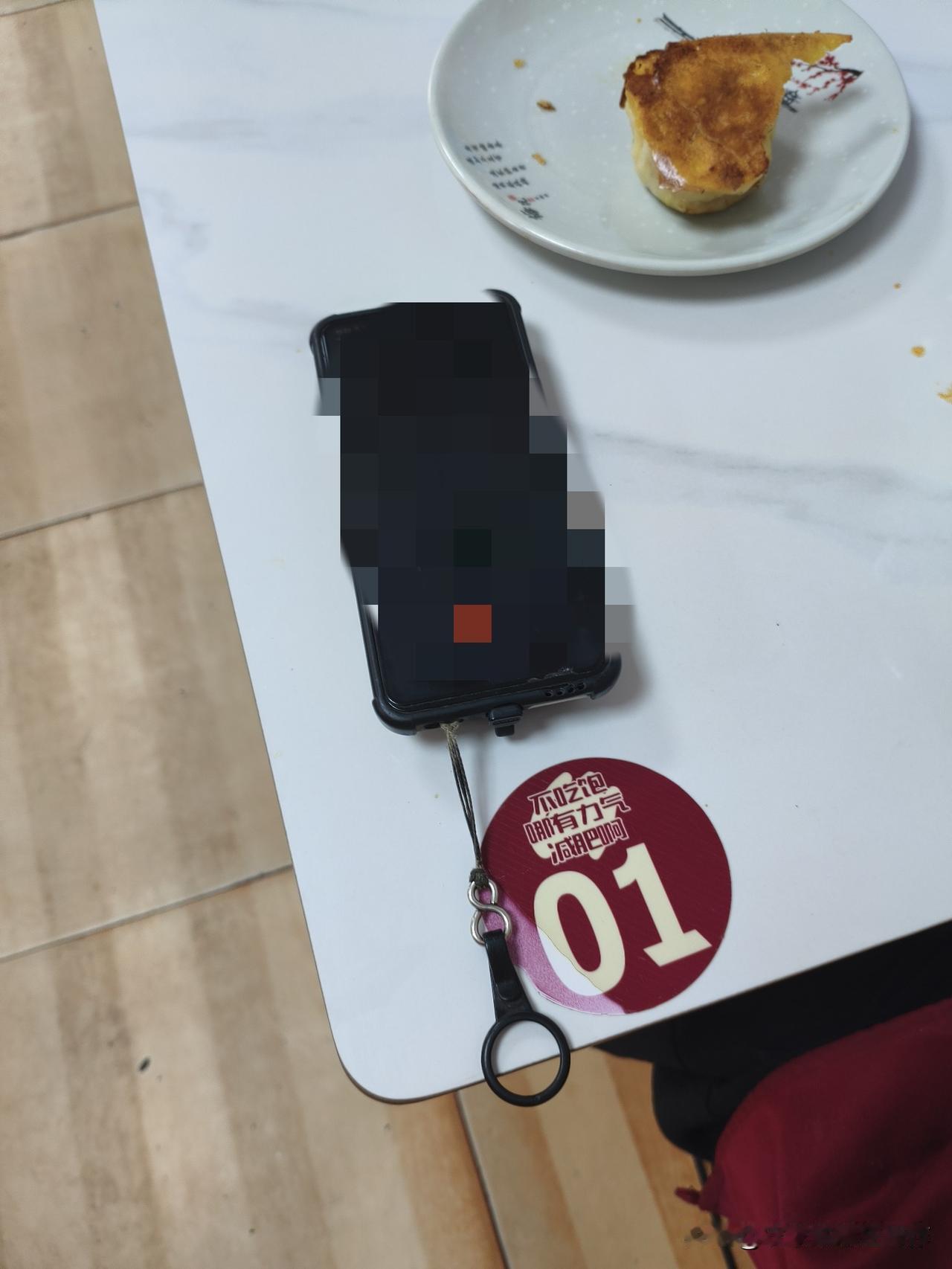 今天，在店里遇上的一件事，让我心里感慨很多，也想跟大伙唠唠。
 
在中午时分，有