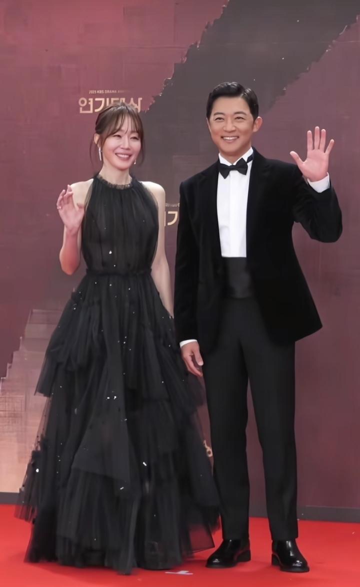 他还是那么帅啊，看过他和董洁的电视剧看《星梦奇缘》的伙伴们，时光飞逝，如今是不是