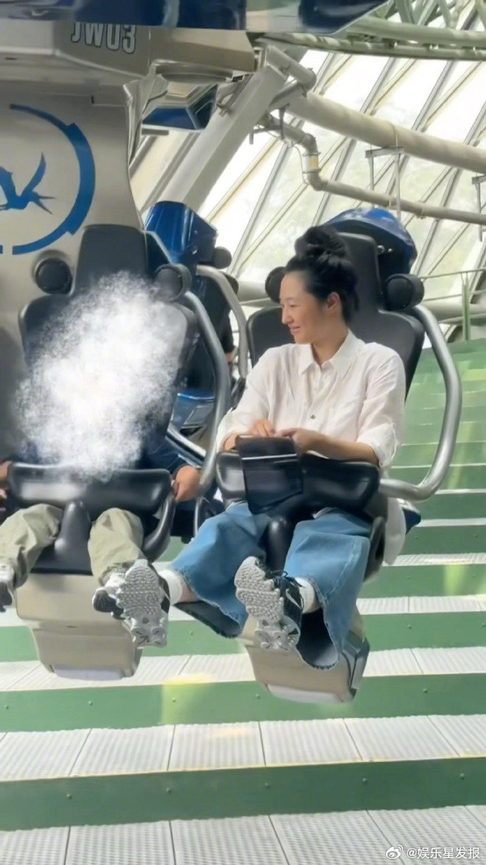 环球影城偶遇白百何一家 白百何玩飞跃侏罗纪 白百何带家人畅玩环球影城！被偶遇体验