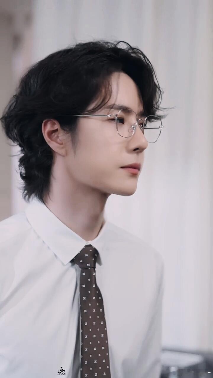 王律给你来点眼神压迫[拜托][拜托] ​​​