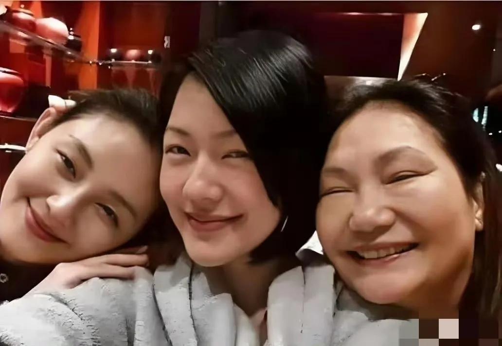 S妈侵吞大S遗产，葛斯齐爆料大S去世后账户仅剩133万。

其实这点也不能说大z