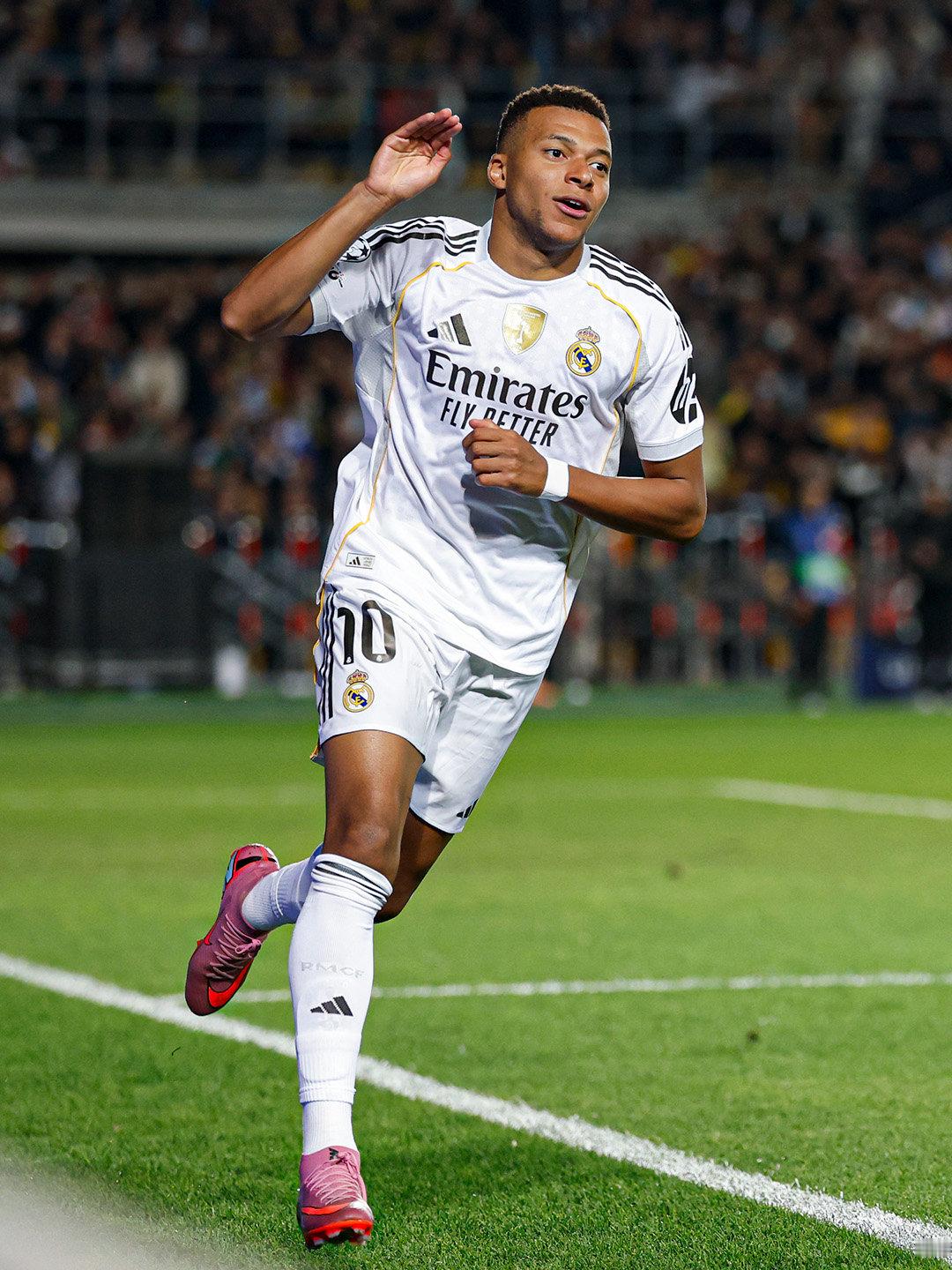 The Athletic：姆巴佩目前正在马德里接受两位理疗师的康复治疗。如果他能