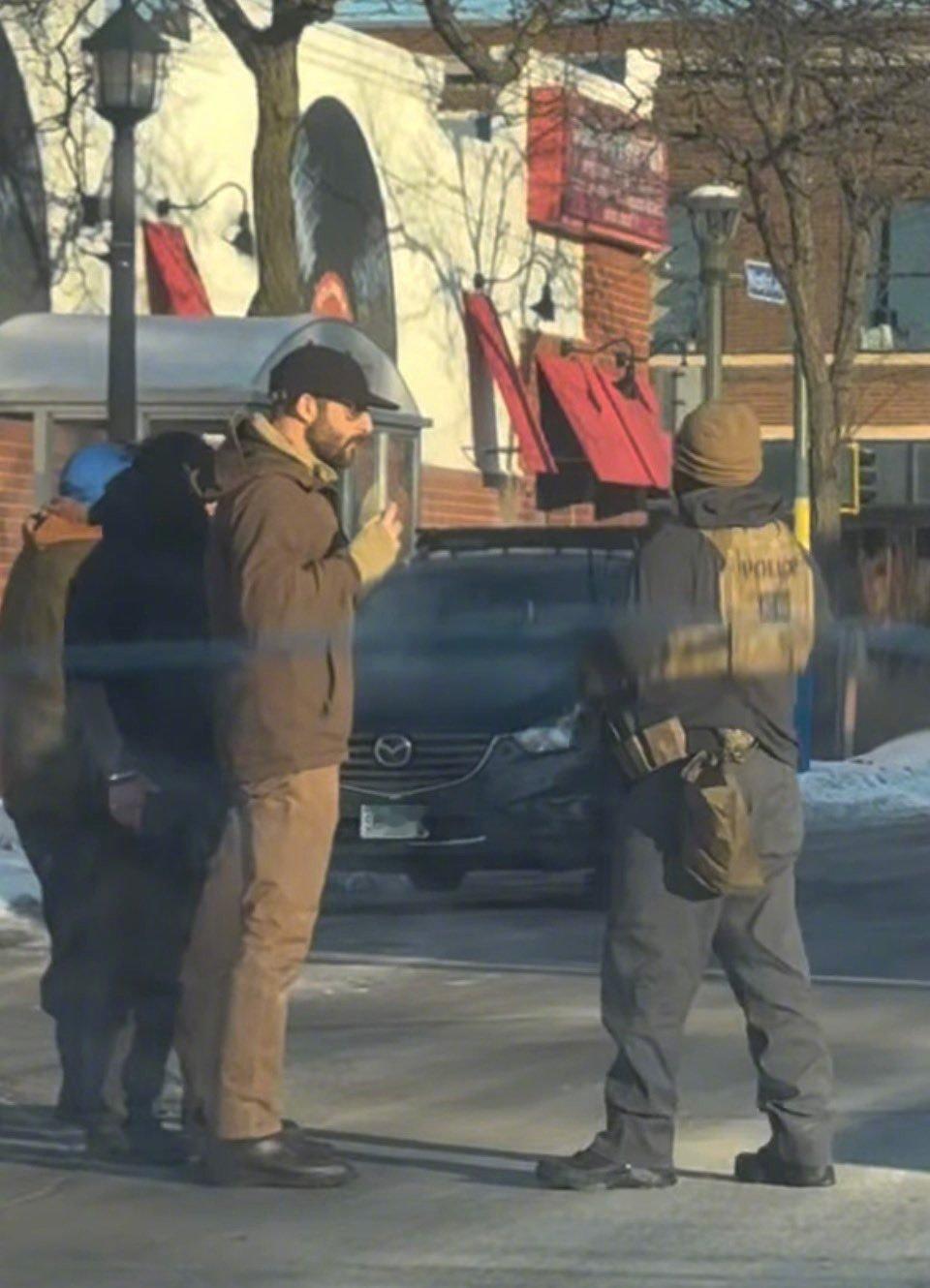 由于明尼阿波利斯发生的ICE与抗议人群的冲突，一人被打死，今天勇士和森林狼的比赛