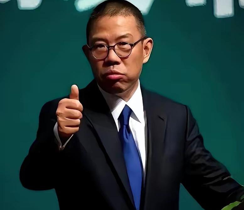 一个接近800亿体量的饮料帝国，如今正被一瓶当年全网群嘲的“树叶水”打得节节退守