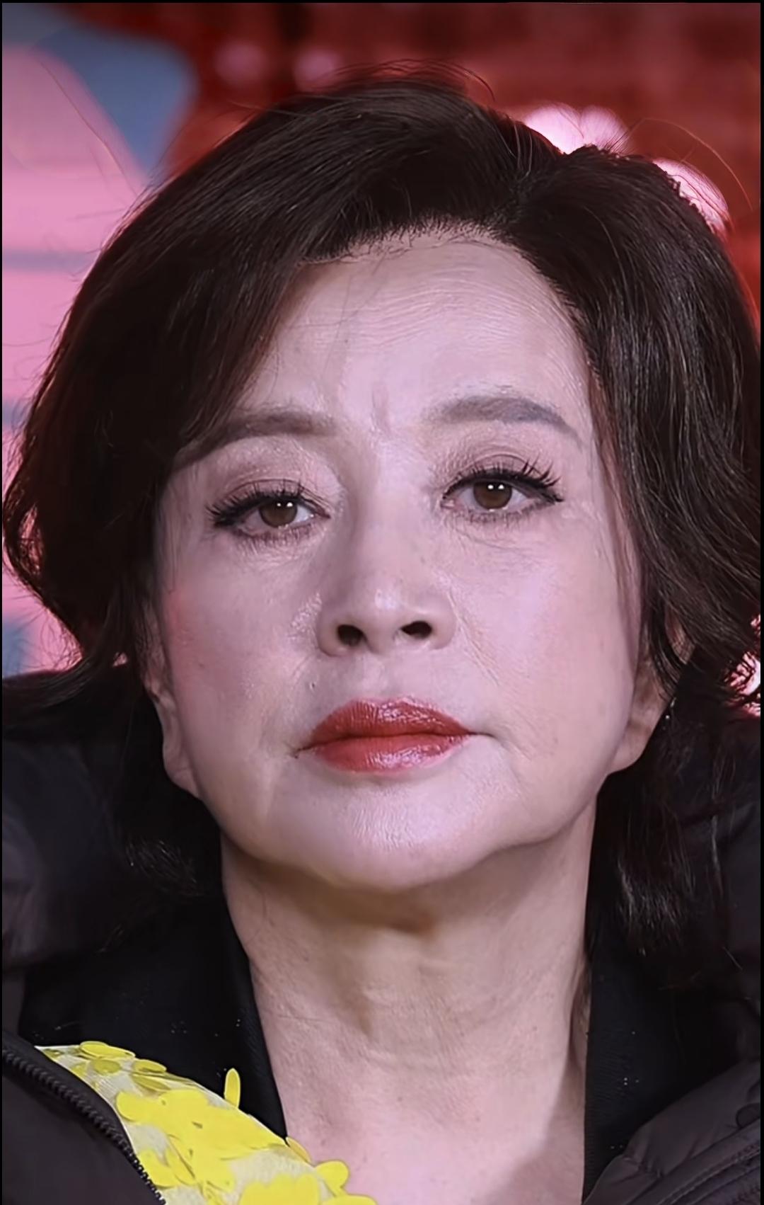分享你心中的女神当年刘晓庆演小花的时候那是何等的漂亮啊！如今76岁的她已经是“朱