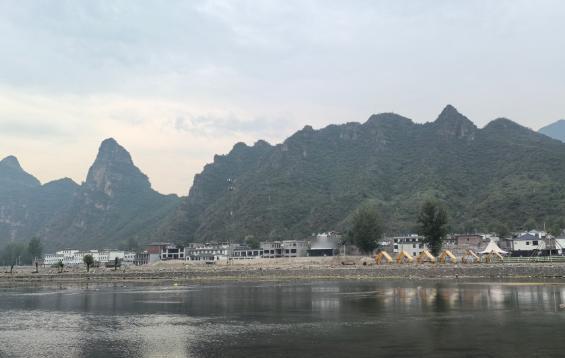 这应该就是美伊新常态：美国隔三差五炸伊朗，伊朗反击美军基地，战没停，谈没散！美国