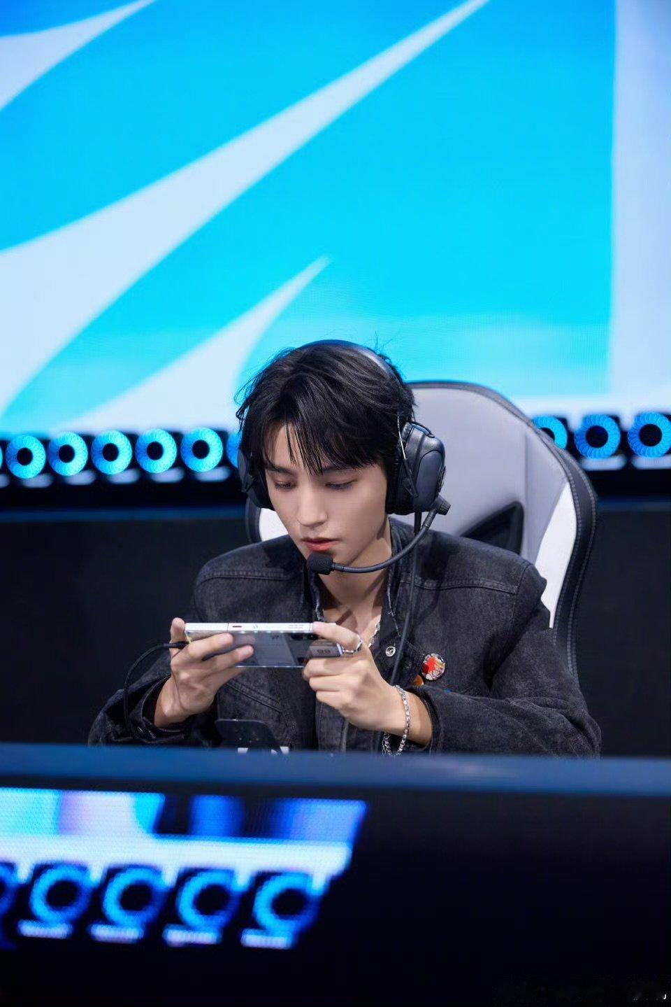 王俊凯多次回应粉丝 谁懂这种踏实感！王俊凯每月分享生活，多次回应，真心百分百 