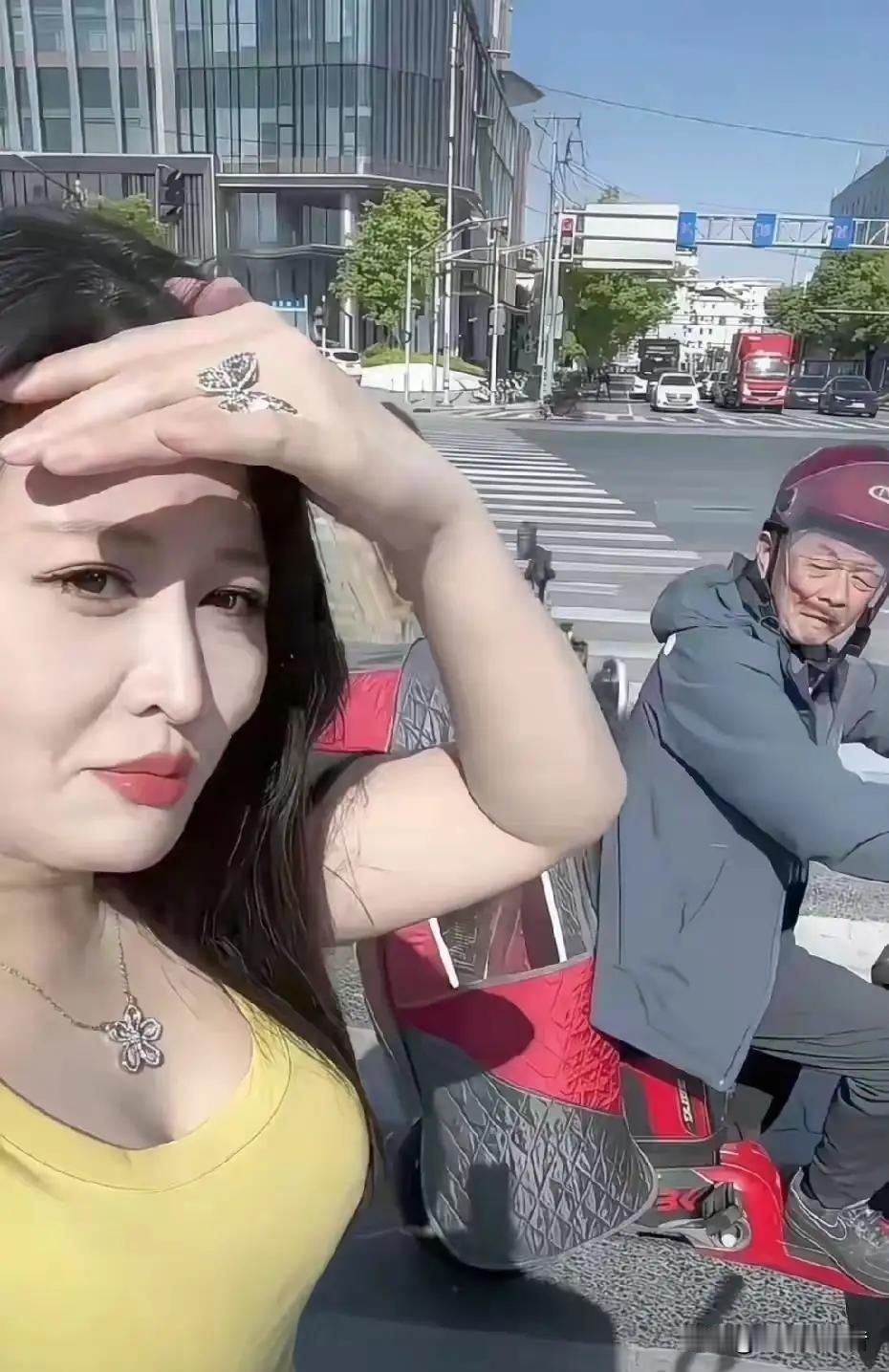 人们常说“漂亮的女人回头率高。”看来是一定的道理？
大家看这马路上骑电瓶车的大叔