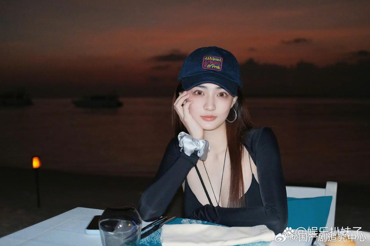 1.周冬雨跟刘昊然已经接了一个合体代言，过段时间就会官宣。但两人暂时不打算正式官