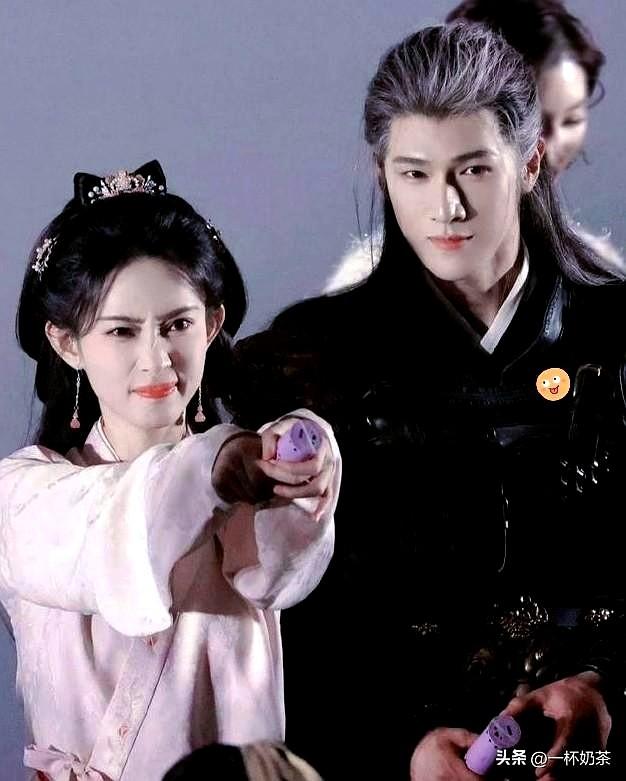 看《逐玉》花絮，心真的被扎了一下。
张凌赫在豪华房车里休息，而“救场”的邓凯就在